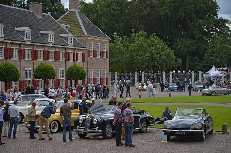 Veel aandacht voor de Le Caddy. De auto ernaast is een Delahaye uit 1950, ook van de hand van Chapron overigens. 